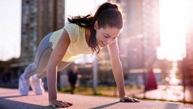 İtme yapıyor kadın resim ups 