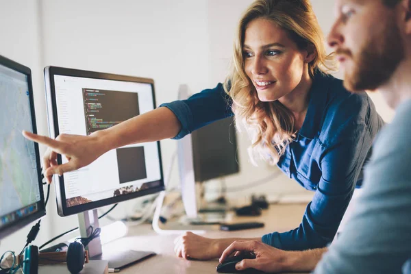 Engenheiros de software trabalhando no projeto — Fotografia de Stock