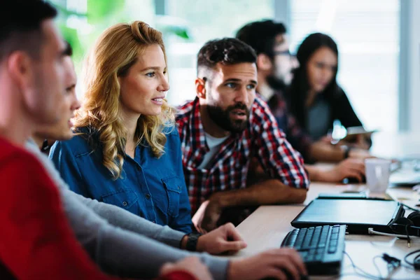 Programadores que trabalham na empresa de software de desenvolvimento — Fotografia de Stock