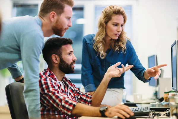 Yazılım mühendis çalışıyor 