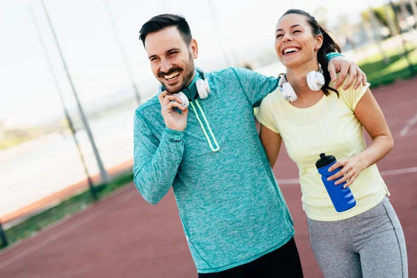 Man and  woman talking on court — Stock Photo, Image