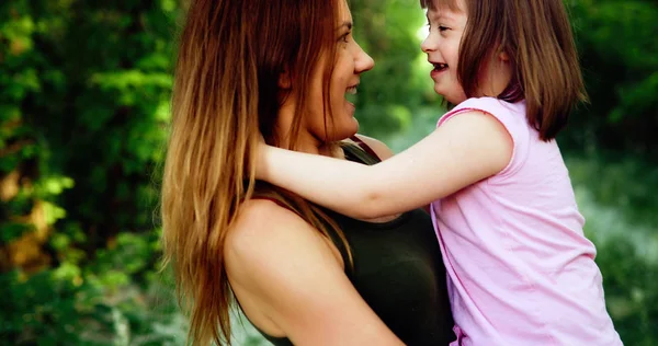 Ragazza con esigenze speciali con la madre — Foto Stock