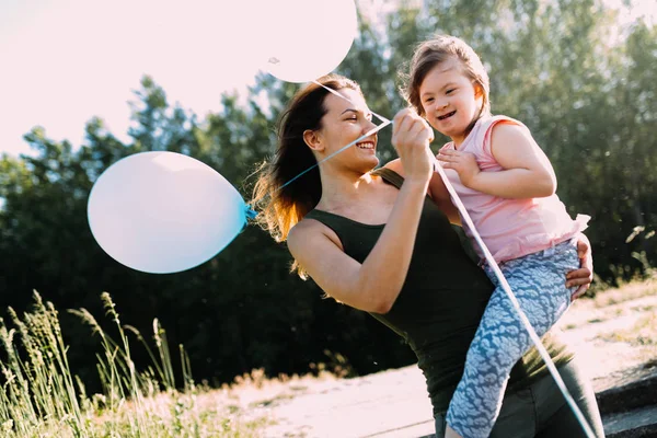 Meisje met speciale behoeften met moeder — Stockfoto