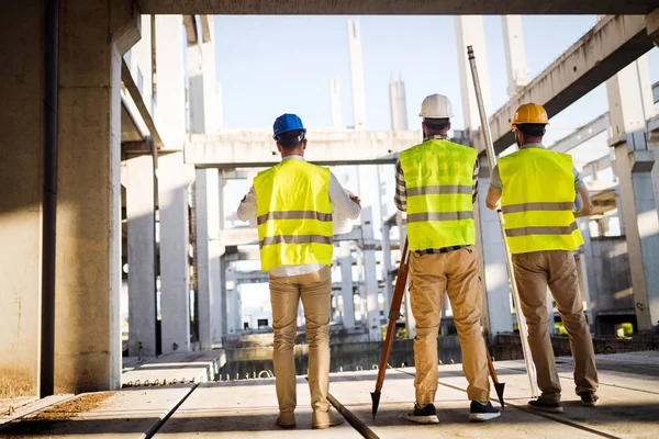 Team di ingegneri edili che lavorano — Foto Stock