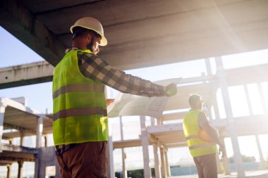 Resmi çalışan inşaat mühendisi 