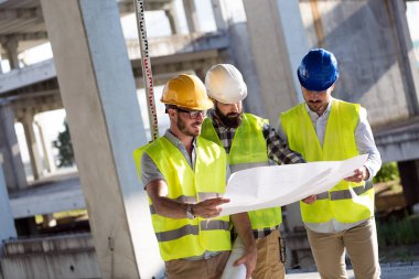 Resmi çalışan inşaat mühendisi 