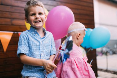  doğum günü partisinde küçük kız ve erkek