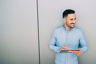 başarılı bir iş adamı holding tablet