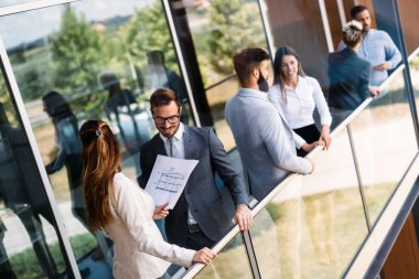 Genç çekici tasarımcılar iş planlarından bahsediyorlar.