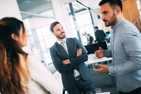 Takım Genç Mimarlar inşaat planları üzerinde çalışma