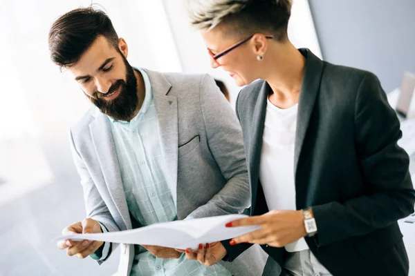  Genç Mimarlar proje hakkında tartışıyor