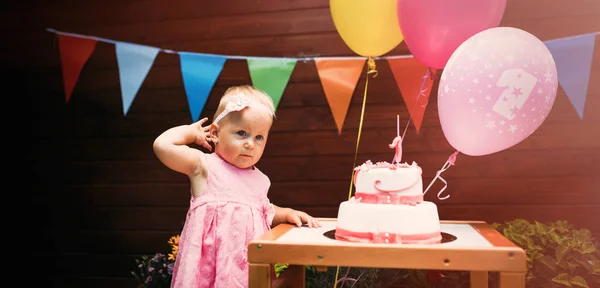 Menina na festa de aniversário — Fotografia de Stock