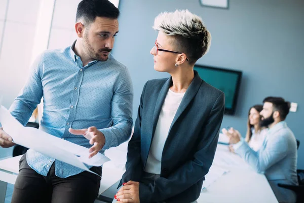  ofiste tartışma mimarlar