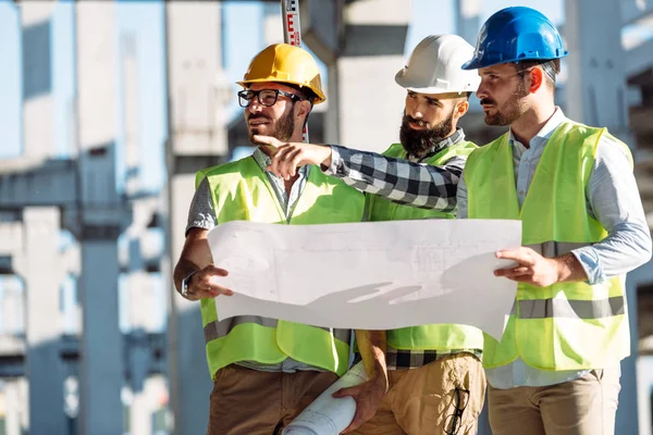 Porträtt av byggnadsingenjörer som arbetar — Stockfoto