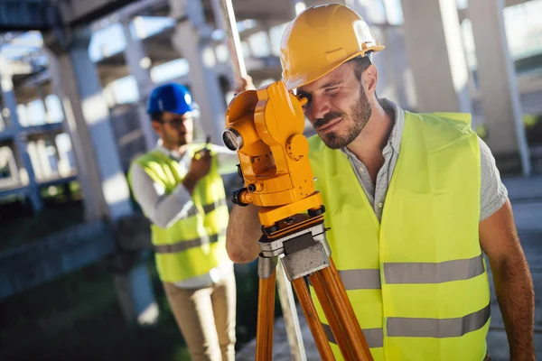 Resmi çalışan inşaat mühendisi 