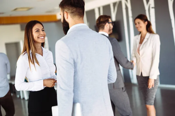 Jóvenes Diseñadores Atractivos Hablando Descanso Sobre Los Planes Negocio — Foto de Stock