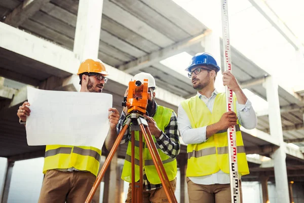 Porträtt av byggnadsingenjörer som arbetar — Stockfoto