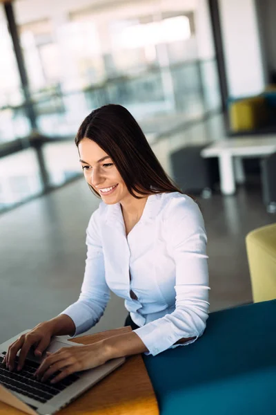 Architetto donna che lavora su laptop — Foto Stock