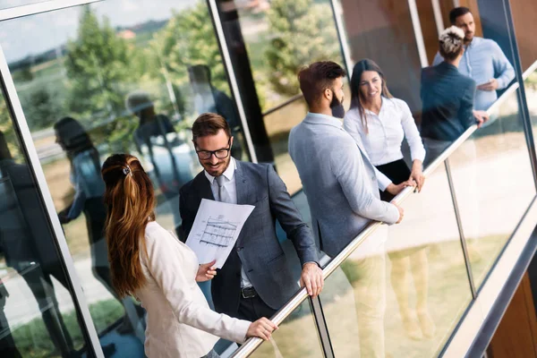 Genç çekici tasarımcılar iş planlarından bahsediyorlar.