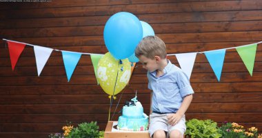 Doğum günü partisinde genç çocuk
