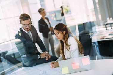 Tartışma ofiste sahip perspektif Mimarlar portresi