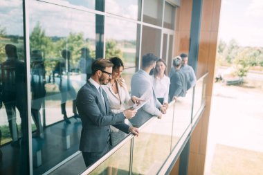 Genç çekici tasarımcılar iş planlarından bahsediyorlar.