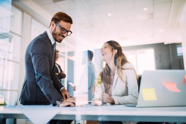 Grup genç bakış açısı tasarımcıların ofiste tartışıyor