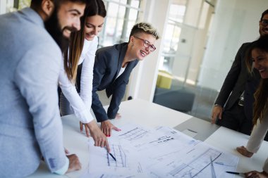 Genç bakış açısı Mimarlar ofiste tartışırken portresi