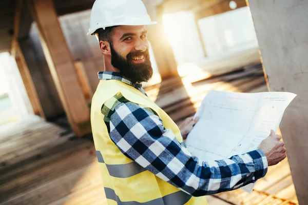 Byggnadsingenjör arbetar på byggnadsplatsen — Stockfoto
