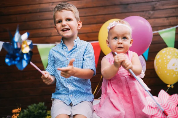 Doğum günü partisinde küçük kız ve erkek — Stok fotoğraf