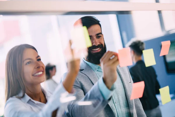 Diseñadores pegando notas en la oficina — Foto de Stock