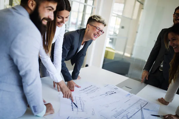 Genç bakış açısı Mimarlar ofiste tartışırken portresi