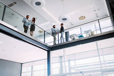 Grup şirketlerinin salonda tartışma mimarlar