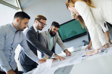 Genç Mimarlar birlikte proje hakkında tartışmaya resmini