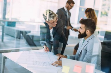 Ofiste çalışan genç çekici Mimarlar portresi