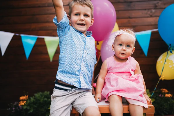 Chlapec a děvčátko na narozeninovou oslavu — Stock fotografie