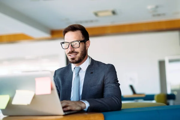 Architekt arbeitet im Büro am Laptop — Stockfoto