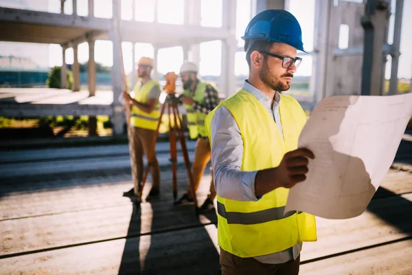 Portrait of construction engineers working — Stock Photo, Image