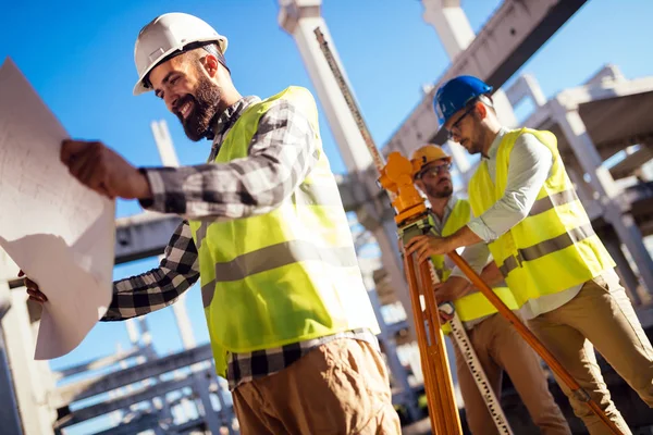 Retrato de los ingenieros de construcción trabajando — Foto de Stock