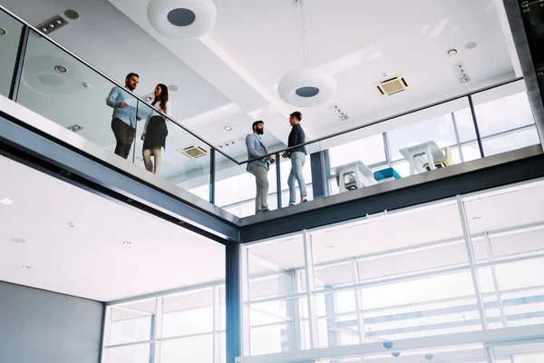 Grup şirketlerinin salonda tartışma mimarlar