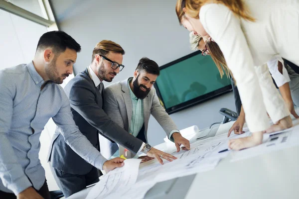 Genç Mimarlar birlikte proje hakkında tartışmaya resmini