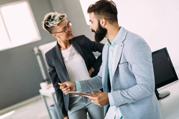 Ofiste çalışan genç çekici Mimarlar portresi