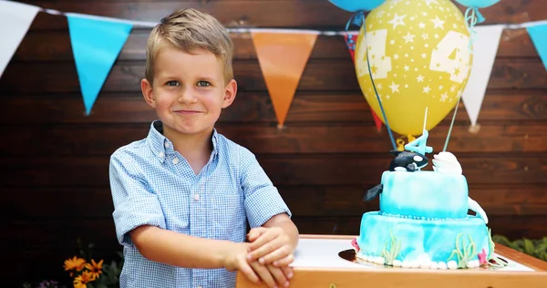 Doğum günü partisinde genç çocuk