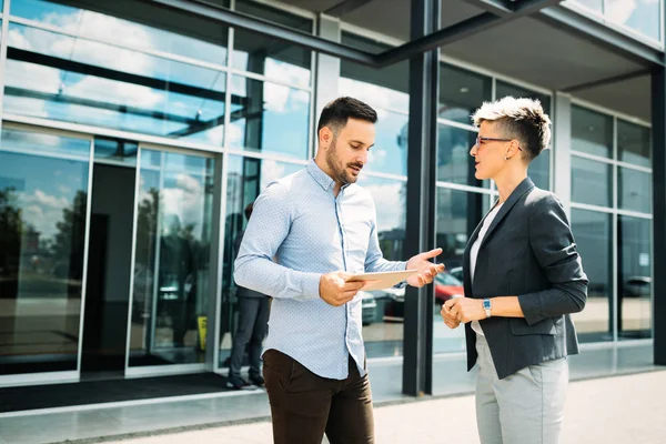 Unge Attraktive Designere Som Snakker Pauser Forretningsplaner – stockfoto