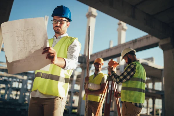 Retrato de los ingenieros de construcción trabajando — Foto de Stock