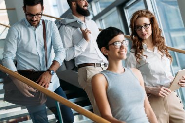 iş adamları iş yerinden ücretsiz vakit geçiriyor