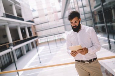  İşadamı dijital tabletini kullanıyor.