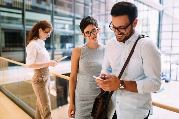 Hombre de negocios guapo y hermosa mujer de negocios — Foto de Stock