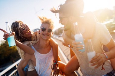 Mutlu arkadaş vakit vakit genç grup