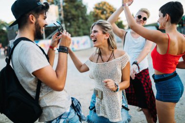 Grup genç arkadaşlar eğlenmeye zaman Müzik Festivali